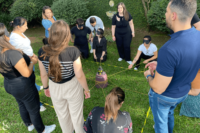 Atividade de teambuilding para integração, planejamento e execução em equipe; dinâmica para trabalho em equipe e comunicação