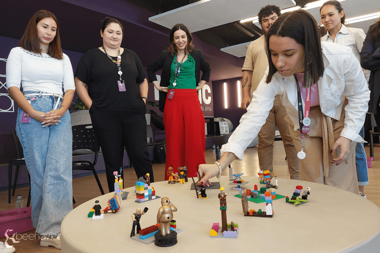 Teambuilding utilizando peças de lego; dinâmica com lego; lego serious play