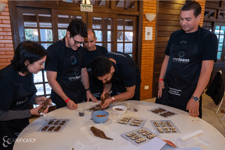 Atividade de offsite e teambuilding em que os participantes produzem chocolates com o objetivo de integração, planejamento e execução em equipe