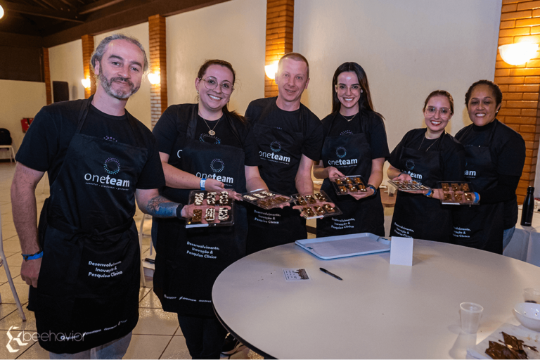 Atividade de offsite e teambuilding em que os participantes produzem chocolates com o objetivo de integração, planejamento e execução em equipe